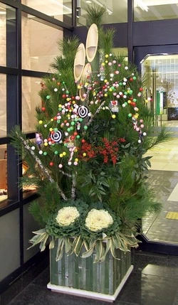 Карликовые сосны и грабли: как японцы отмечают Новый год