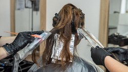 Лунный календарь окрашивания волос на июль 2024: благоприятные дни для похода к мастеру