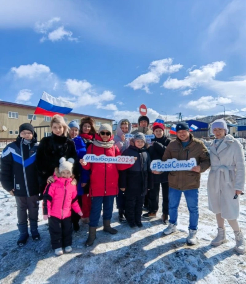Курильские артисты проголосовали всем коллективом на выборах президента России