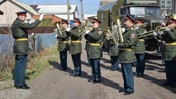 На Итурупе дети войны накануне Дня Победы поздравления получили с оркестром