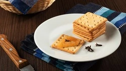 Закуска на крекерах с плавленым сыром: простой и вкусный рецепт 