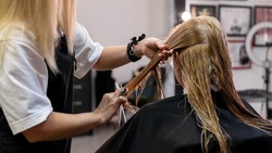Лунный календарь для окрашивания волос на октябрь 2024: какой день выбрать
