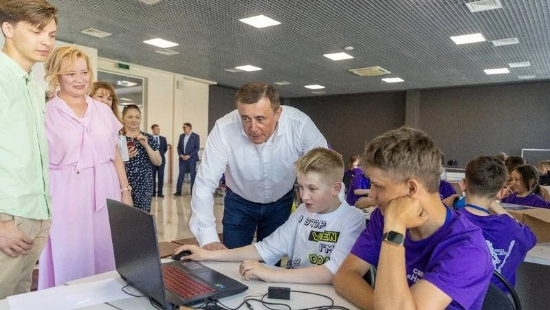 Валерий Лимаренко пообщался с одарёнными детьми в центре «Сахалинтех.Алаид»