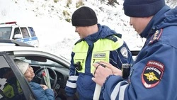 В Курильске сотрудники ГАИ вручили цветы женщинам-водителям перед 8 Марта