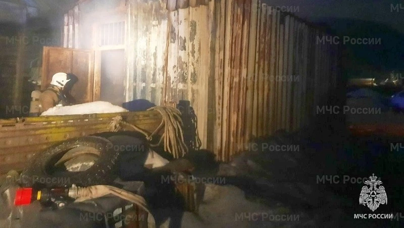 В Курильске в праздничный день загорелся гараж – владелец получил травмы 