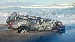 Искорёженный внедорожник без людей обнаружен на побережье у Белых Скал 