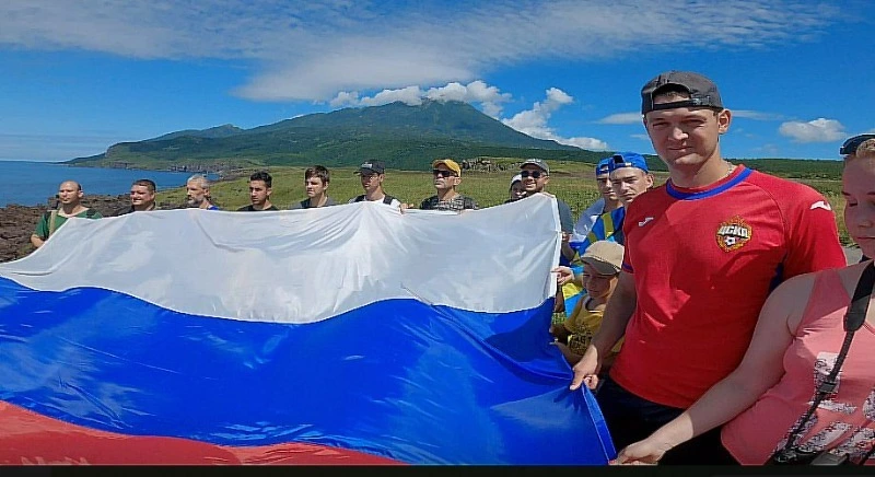 Курильчане развернули флаг России на плато Янкито