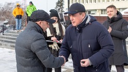 Губернатор вручил ключи от 25 новых автобусов главам пяти районов Сахалинской области