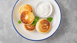 Простые и вкусные сырники со сметанным соусом: пошаговый рецепт