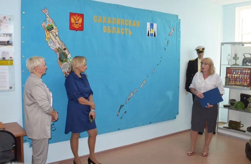  «Вышитую карту Сахалинской области» показали жителям Итурупа
