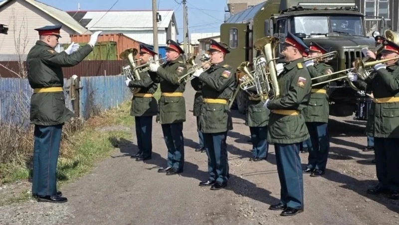 На Итурупе дети войны накануне Дня Победы поздравления получили с оркестром
