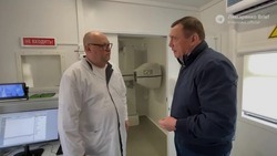 Губернатор проверил работу мобильного рентгенологического комплекса в Курильске