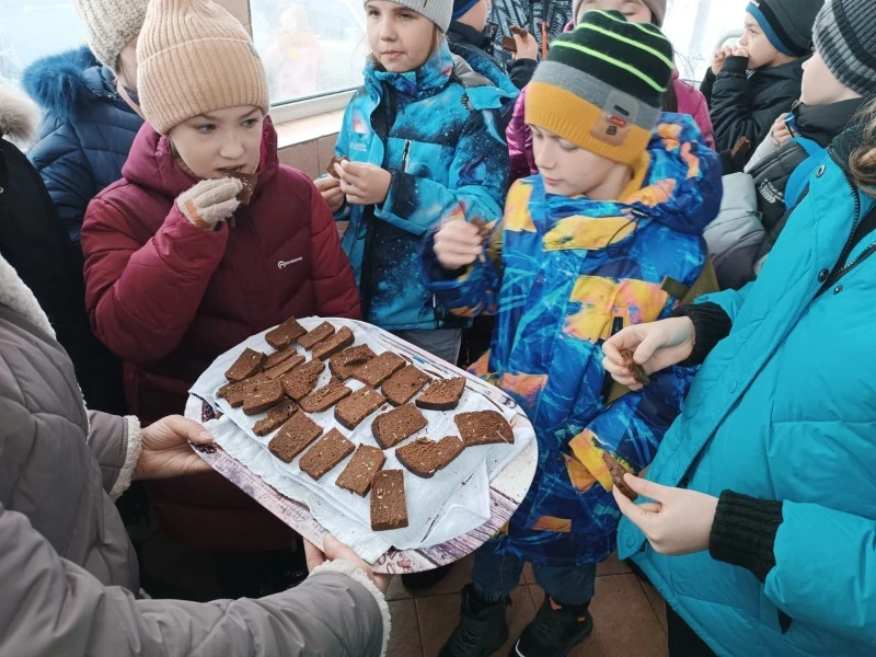 Курильчане попробовали блокадный хлеб