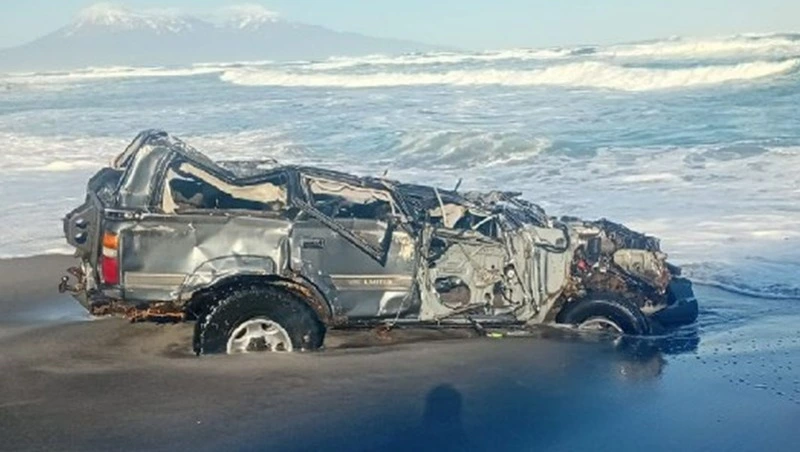 Искорёженный внедорожник без людей обнаружен на побережье у Белых Скал 