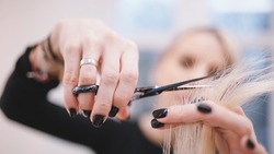 Лунный календарь стрижек на август 2024 года: самые удачные дни для похода к мастеру