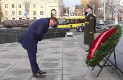 Визит сахалинской делегации в Беларусь начался с возложения цветов к Монументу Победы 