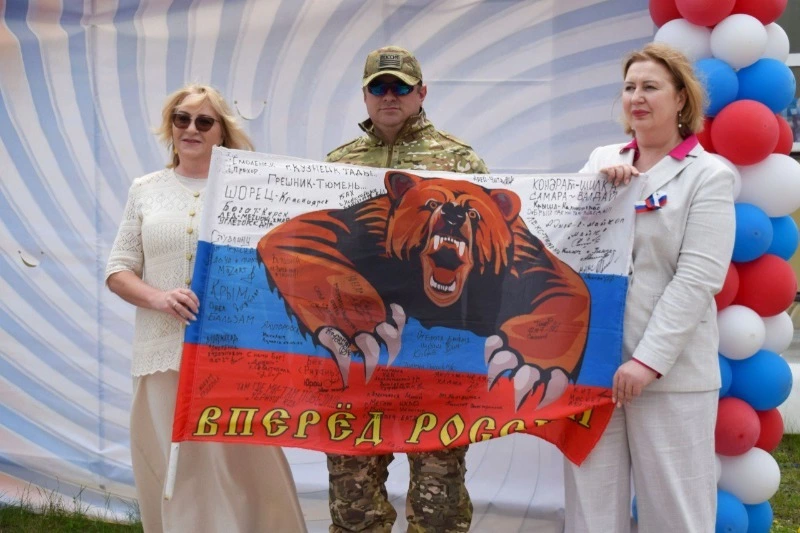В День России Курильскому краеведческому музею подарили боевые знамёна 