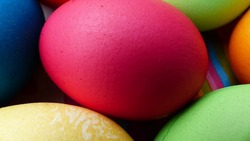 Как покрасить яйца на Пасху: простые способы с натуральными красителями