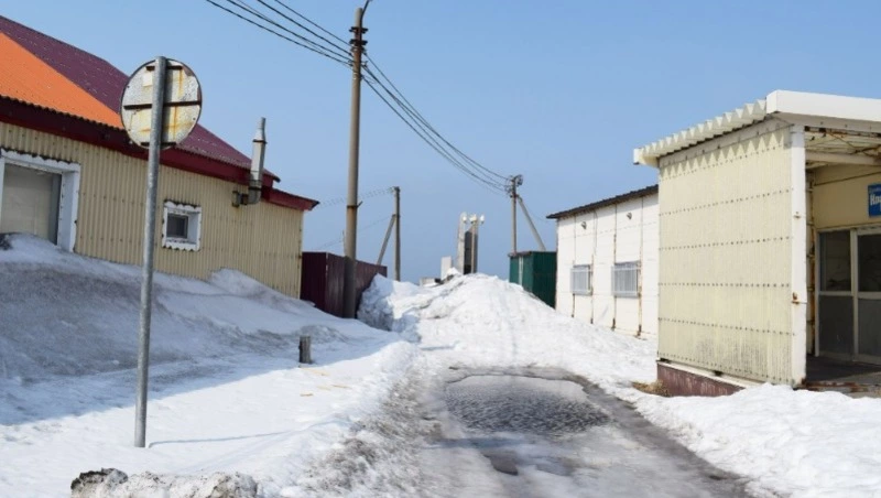 На улице Курильской забыли убрать сугробы