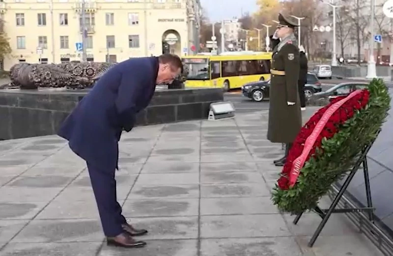 Визит сахалинской делегации в Беларусь начался с возложения цветов к Монументу Победы 