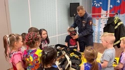 Спасатели поделились своим опытом с юными курильчанами