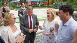 Депутат Максим Козлов проверил благоустройство в дошкольном учреждении Корсакова