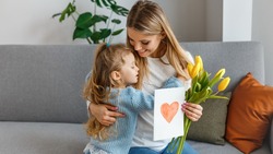 День матери 2024: когда отмечают, история праздника, идеи для подарка