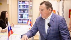 Губернатор Сахалинской области одним из первых проголосовал на выборах президента РФ