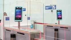 Как будем жить с июня: в самолёт по биометрии, стандарты для отелей и семейная выплата