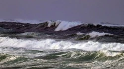 Охотское море во время шторма меняет цвет