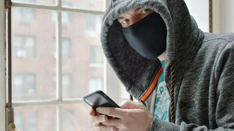 Монтажник из Астрахани обманул трёх жителей Сахалина на полмиллиона рублей