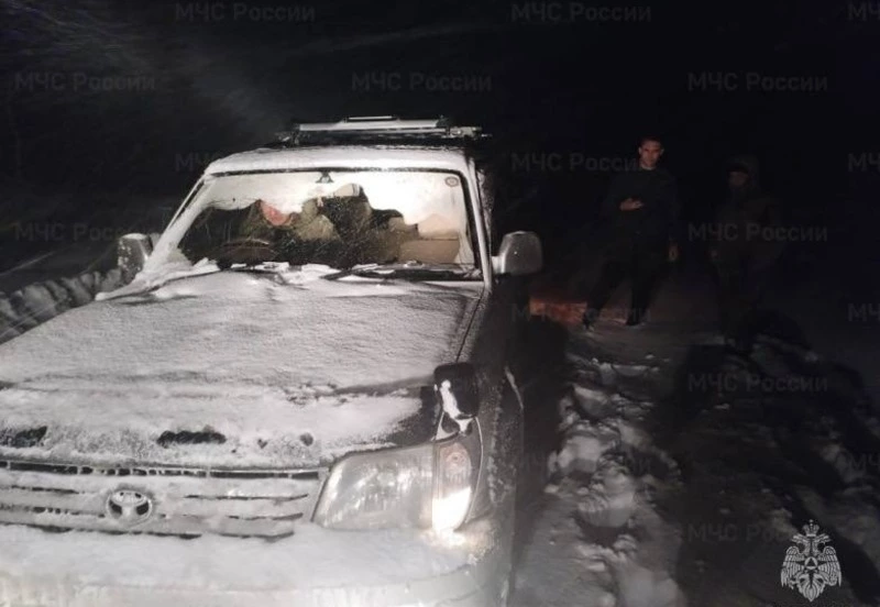 Курильские спасатели вызволили из снежного плена двух мужчин на внедорожнике