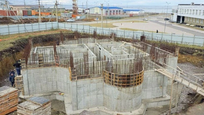 Храм покровителей рыбаков в Курильске строят с опережением графика