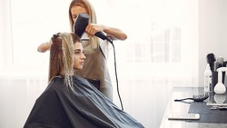 Лунный календарь стрижек на январь 2025 года: лучшие даты для нового образа