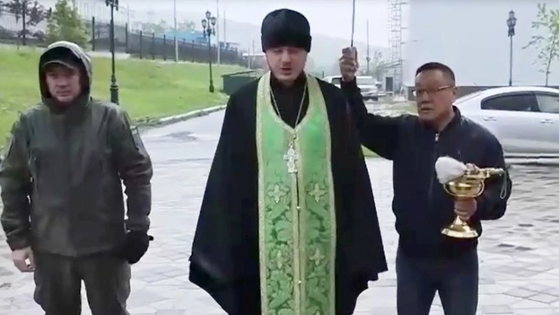 Отремонтированные на Сахалине машины курильчан перед отправкой на Донбасс освятили 