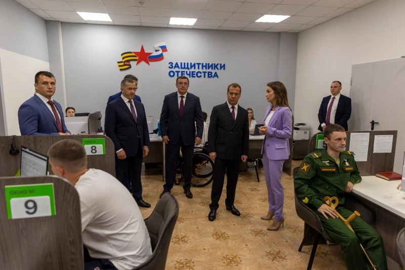 Дмитрий Медведев посетил фонд «Защитники Отечества» в Южно-Сахалинске