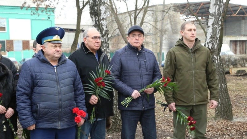 Лимаренко возложил цветы к памятнику воинам-интернационалистам в Шахтёрске ДНР
